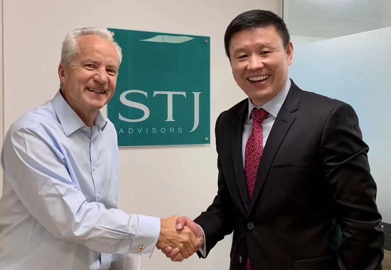 Zhang Youyi, Managing Director of CBT 500 Enterprises Alliance, talks with St. John, Chairman of St. John&#039;s Group
