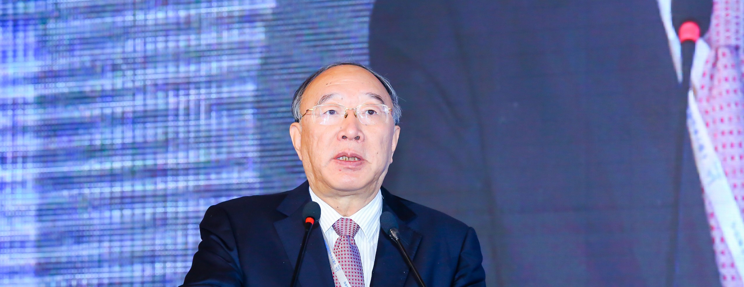Huang Qifan delivered a speech at the China Business Top 100 Forum